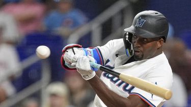 El dominicano Jesús Sánchez, de los Marlins de Miami, hace el swing en el juego del martes 17 de junio de 2025, ante los Filis de Filadelfia (AP Foto/Rebecca Blackwell)