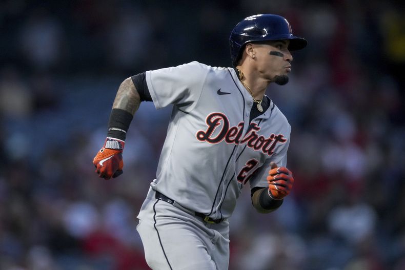 El puertorriqueño Javier Báez, de los Tigres de Detroit, recorre las bases luego de batear un cuadrangular ante los Angelinos de Los Ángeles, el jueves 1 de mayo de 2025 (AP Foto/Eric Thayer)