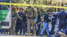 ARCHIVO - Policías detienen a migrantes en el área metropolitana de Coral Gables, Florida, el 28 de enero de 2025. (Pedro Portal/Miami Herald vía AP/Archive)