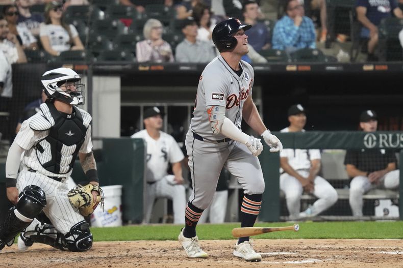 Kerry Carpenter, de los Tigres de Detroit, observa el vuelo de la pelota de un jonrón solitario en la sexta entrada del juego de béisbol de Grandes Ligas frente a los Medias Blancas de Chicago, el lunes 2 de junio de 2025, en Chicago. (AP Foto/Nam Y. Huh)