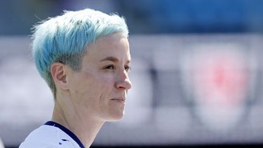 En foto del 9 de julio del 2023, la estadounidense Megan Rapinoe observa la segunda mitad de un encuentro amistoso ante Gales en San José, California. (AP Foto/Josie Lepe)