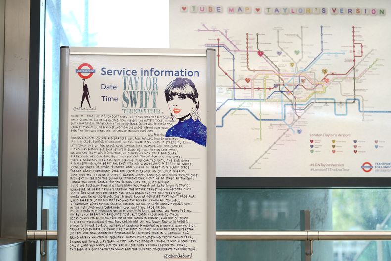 Un informativo alegre en la estación de metro Wembley Park en Londres, el martes 13 de agosto de 2024, basado en las canciones y letras de Taylor Swift, antes de una serie de conciertos de Swift en el estadio de Wembley. (Foto AP/Alastair Grant)