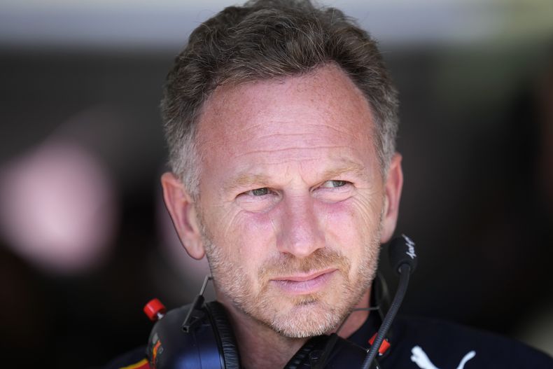 ARCHIVO - El director del equipo Red Bull Christian Horner observa desde los pits la segunda práctica del Gran Premio de Francia, en el circuito de Le Castellet, el 22 de julio de 2022. (AP Foto/Manu Fernández, Archivo)