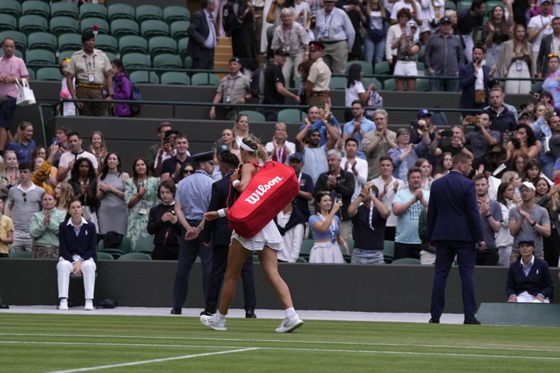 Victoria Azarenka, de Bielorrusia, sale de la cancha después de perder frente a la ucraniana Elina Svitolina, en partido individual femenino del torneo de Wimbledon, en Londres. Azarenka y Svitolina no estrecharon manos al final del partido, el domingo 9 de julio de 2023. (AP Foto/Alastair Grant)