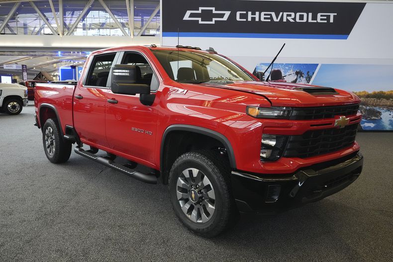 Un camión Chevrolet Silverado 2500 HD Custom en la Feria Automovilística de Pittsburgh el 15 de febrero del 2024. (AP foto/Gene J. Puskar)