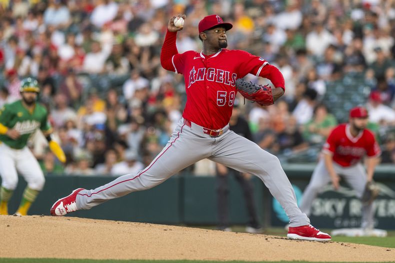 El pítcher de los Angelinos de Los Ángeles José Soriano lanza en la primera entrada ante los Atléticos el lunes 19 de mayo del 2025. (AP Foto/Nic Coury)