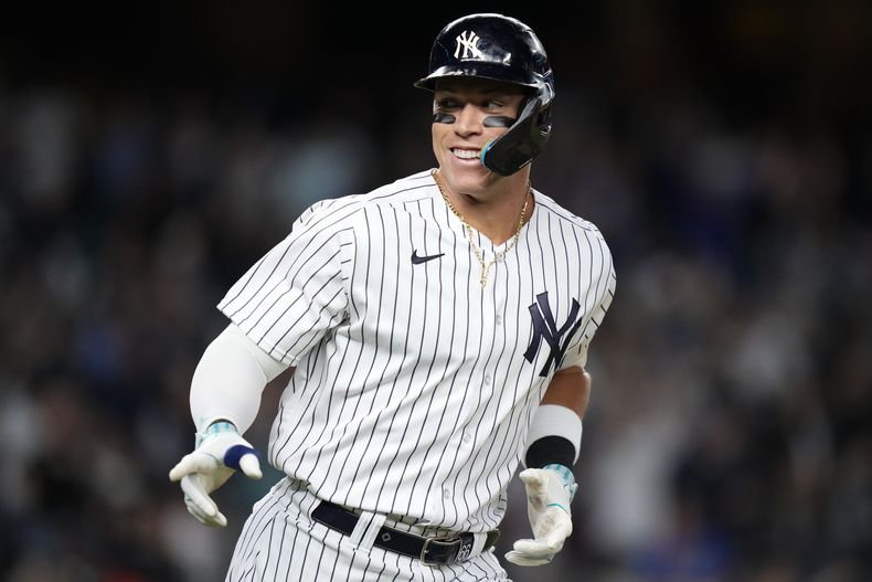 Aaron Judge, de los Yanquis de Nueva York, festeja luego de batear un jonrón en el séptimo inning del juego del viernes 22 de septiembre de 2023, ante los Diamondbacks de Arizona (AP Foto/Frank Franklin II)