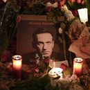 Flores y velas en memoria del opositor ruso Alexei Navalny en la Piazza del Campidoglio, en Roma, Italia, el 19 de febrero de 2024. (AP Foto/Andrew Medichini)