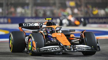 Lando Norris conduce su McLaren durante el Gran Premio de Singapur, el domingo 22 de septiembre de 2024, en el circuito de Marina Bay. (AP Foto/Vincent Thian)