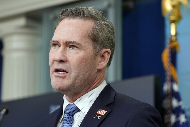 Mike Waltz, asesor de seguridad nacional de la Casa Blanca, habla con la prensa en la Casa Blanca, el jueves 20 de febrero de 2025, en Washington. (AP Foto/Alex Brandon)
