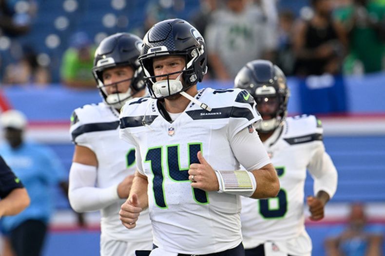 Sam Darnold (14), quarterback de los Seahawks de Seattle, calienta previo al partido de pretemporada contra los Titans de Tennessee, el domingo 23 de agosto de 2026, en Nashville, Tennessee. (AP Foto/John Amis)