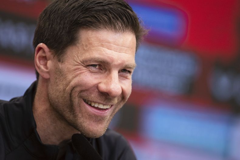 El técnico del Bayer Leverkuysen Xabi Alonso en una rueda de prensa, el viernes 9 de mayo de 2025, en Leverkusen. (Marius Becker/dpa vía AP)