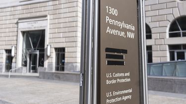 Un letrero indica el nombre de las agencias gubernamentales presentes en el Edificio Ronald Reagan, incluyendo la sede de la USAID, cuyo nombre aparece tapado, el 7 de febrero de 2025, en Washington. (AP Foto/Manuel Balce Ceneta)
