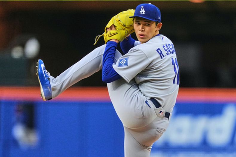 Roki Sasaki, de los Dodgers de Los Ángeles, lanza en el juego ante los Mets de Nueva York, el viernes 24 de julio de 2026 (AP Foto/Frank Franklin II)