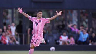 El delantero uruguayo del Inter Miami Luis Suárez celebra el gol de su compañero venezolano Telasco Segovia en el encuentro de la Leagues Cup ante el Necaxa el sábado 2 de agosto del 2025. (AP Foto/Rebecca Blackwell)