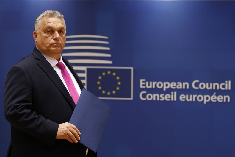 ARCHIVO - El primer ministro de Hungría, Viktor Orbán, llega a una reunión de mesa redonda en una cumbre de la Unión Europea en Bruselas, el 26 de octubre de 2023. (AP Foto/Omar Havana)