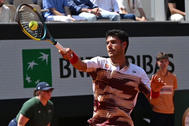 El paraguayo Adolfo Daniel Vallejo regresa la bola al francés Moise Kouame en el encuentro de segunda ronda del Abierto de Francia el jueves 28 de mayo del 2026. (AP Foto/Emma Da Silva)