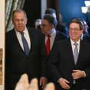 El ministro de Exteriores de Rusia, Sergey Lavrov (izquierda), y su homólogo de Cuba, Bruno Rodríguez, entran a un salón durante una reunión en Moscú, Rusia, el 18 de febrero de 2026. (Hector Retamal/Pool Foto vía AP)