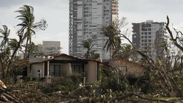 Edificios rodeados de escombros tras el paso del devastador huracán Otis, de categoría 5, en Acapulco, México, el viernes 27 de octubre de 2023. (AP Foto/Félix Márquez)