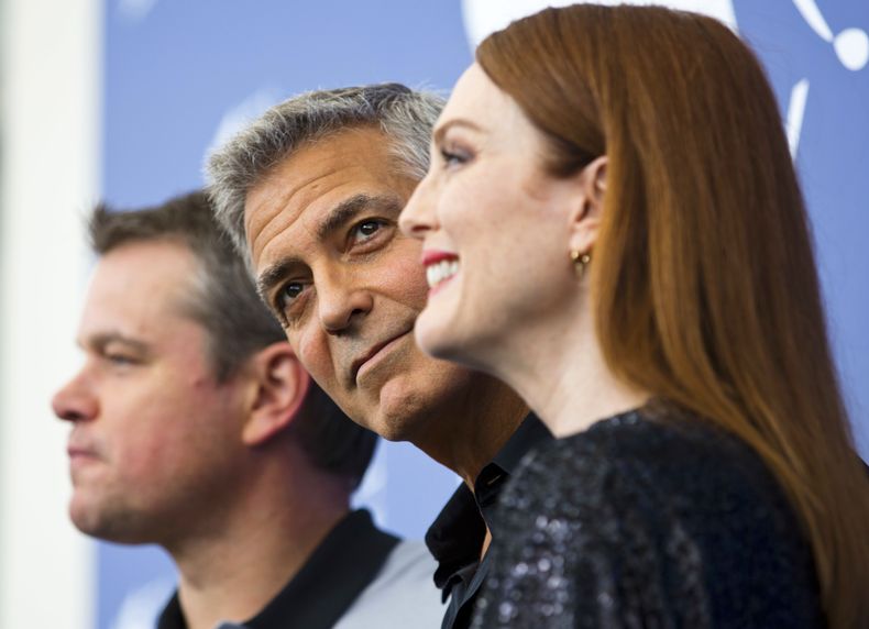 ARCHIVO - El actor George Clooney, centro, posa con los actores Julianne Moore, a la derecha, y Matt Damon durante la sesión fotográfica de la película Suburbicon en el 74º Festival de Cine de Venecia en Venecia, Italia, el 2 de septiembre de 2017. (Foto AP/Domenico Stinellis, archivo)