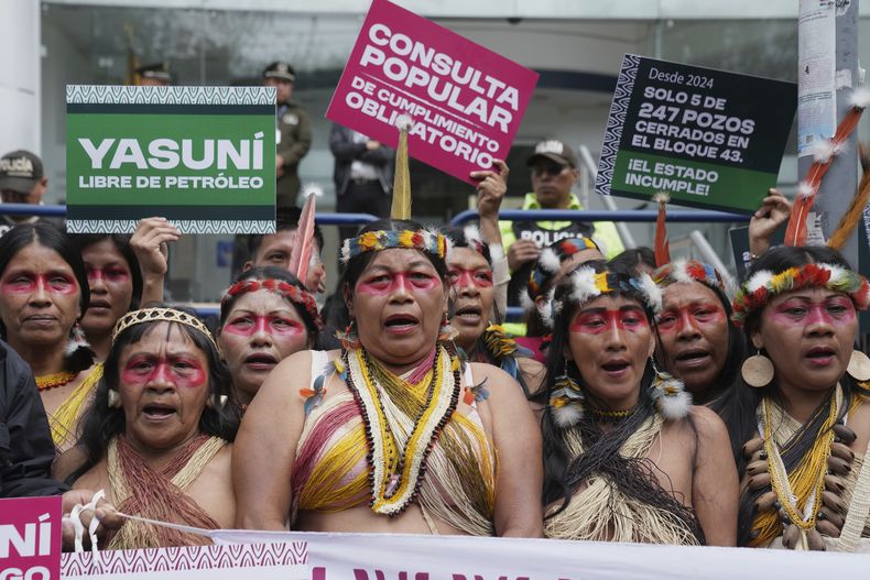 El pueblo indígena waorani encabeza una manifestación frente a la Corte Constitucional en Quito, Ecuador, el miércoles 20 de agosto de 2025, exigiendo la aplicación de un mandato de referéndum para cerrar las operaciones petroleras en el Lote 43-ITT. (Foto AP/Dolores Ochoa)