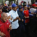 ARCHIVO - El presidente venezolano, Nicolás Maduro, en el centro, acompañado del legislador Diosdado Cabello, segundo por la izquierda, y de la primera dama Cilia Flores en una marcha por un acto oficialista en Caracas, Venezuela, el 17 de agosto de 2024. (AP Foto/Cristian Hernández, Archivo)
