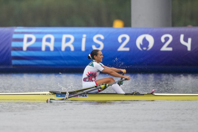 Kenia Lechuga Alanís, de México, compite en la prueba individual de remo en los Juegos Olímpicos de París 2024, el sábado 27 de julio de 2024, en Vaires-sur-Marne, Francia. (AP Foto/Lindsey Wasson)