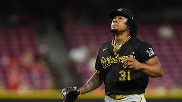 El dominicano Gregory Soto, de los Piratas de Pittsburgh, festeja tras poner fin al duelo ante los Rojos de Cincinnati, el sábado 1 de agosto de 2026 (AP Foto/Tanner Pearson)