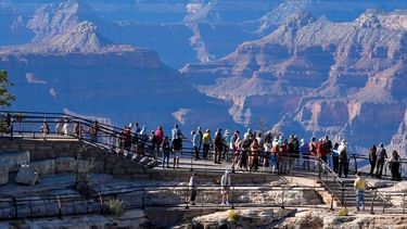 Turistas caminan por Mather Point, el 1 de octubre de 2025, en el Parque Nacional del Gran Cañón, en Arizona. (AP Foto/Ross D. Franklin, Archivo)