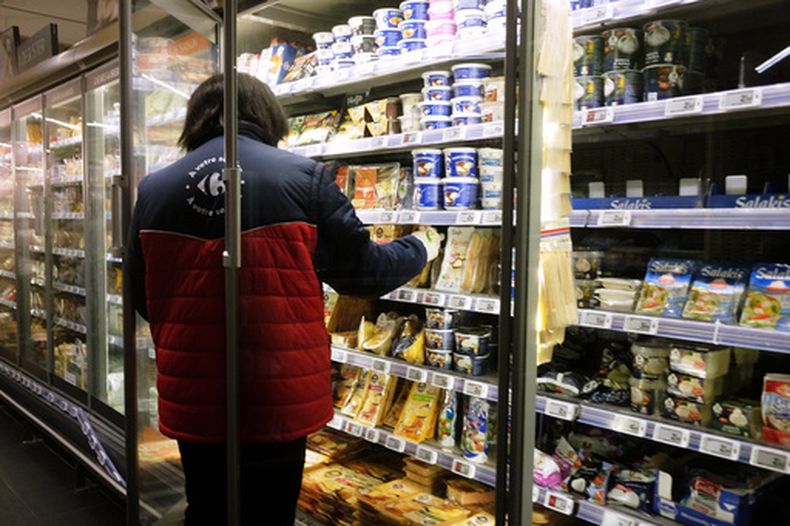 Un trabajador reabastece productos en la sección de productos refrigerados de un supermercado, dos días después del ciberataque contra varios supermercados franceses en Montreuil, Francia, el miércoles 14 de octubre de 2026. (AP Foto/Teresa Suarez)