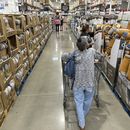 ARCHIVO - Consumidores ven los precios de cobijas a la venta en una tienda de la cadena Costco, el 24 de agosto de 2023, en Sheridan, Colorado. (AP Foto/David Zalubowski, archivo)