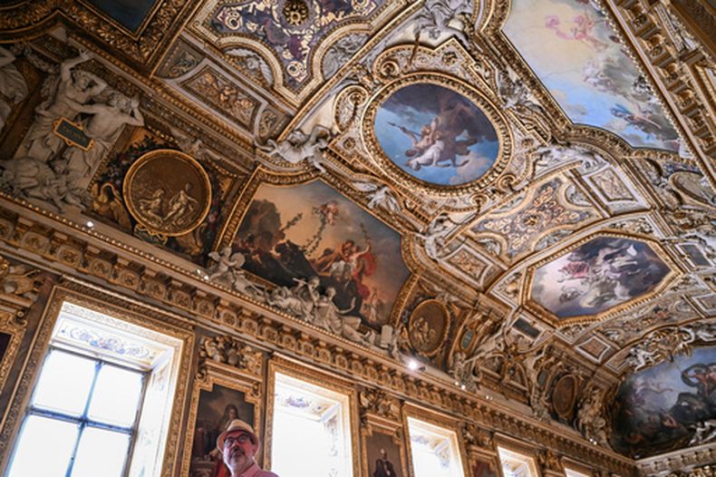 Un visitante mira durante la reapertura al público de la Galería Apolo en el museo del Louvre en París, el miércoles 22 de julio de 2026. (Lou Benoist/Pool Foto via AP)