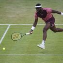 Frances Tiafoe devuelve ante Sebastian Korda en el torneo del Queens Club, el miércoles 21 de junio de 2023. (Adam Davy/PA vía AP)