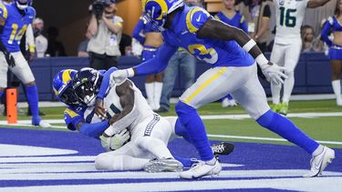 Seahawks ganan a Rams con pase de Smith a Metcalf 27-23