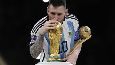 Lionel Messi besa la Copa del Mundo conquistada con Argentina tras la final del 18 de diciembre de 2022 ante Francia en Lusail, Qatar (AP Foto/Martin Meissner, archivo)