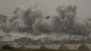 ARCHIVO - Columnas de humo indican lugares bombardeados por Israel en la Franja de Gaza, vistos desde el sur de Israel, el 7 de abril de 2025. (AP Foto/Leo Correa, archivo)