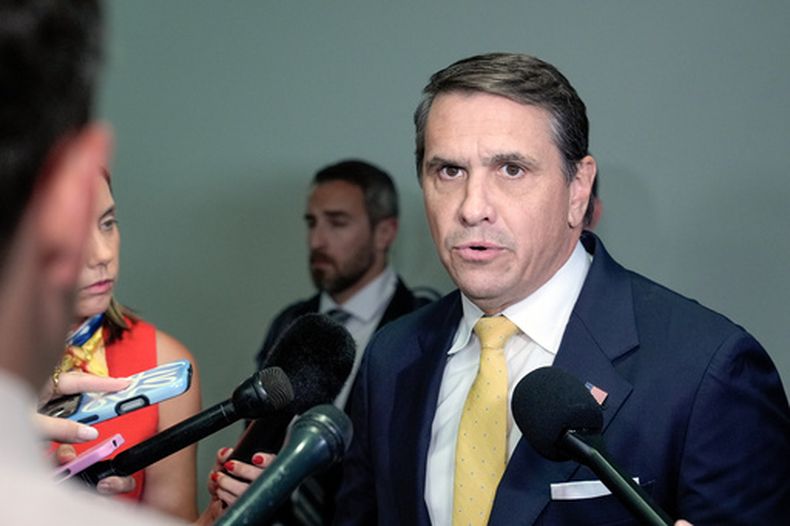 El secretario de Justicia interino, Todd Blanche, habla con periodistas tras asistir a una reunión relacionada con las víctimas del delincuente sexual convicto Jeffrey Epstein, el jueves 16 de julio de 2026, en Washington. (AP Foto/Mariam Zuhaib)