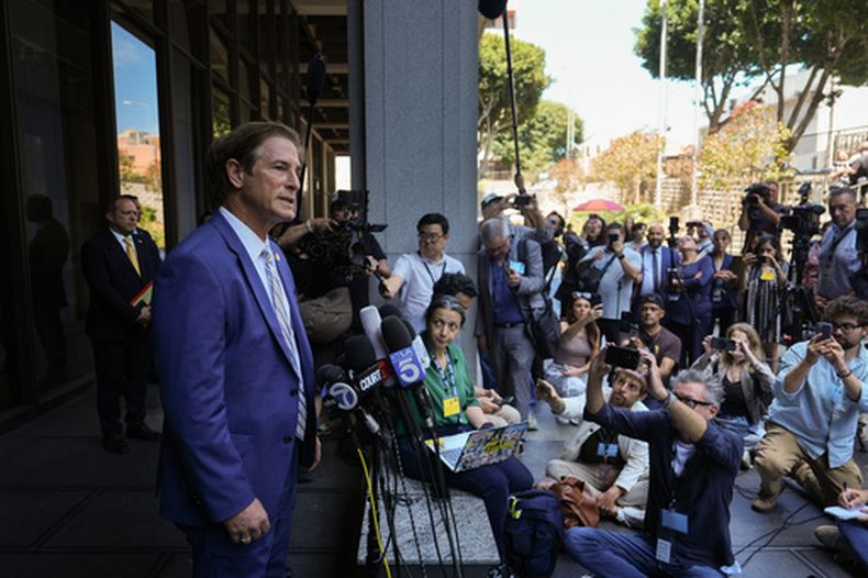 El fiscal de distrito del condado de Los Ángeles, Nathan Hochman, habla con los periodistas en Los Ángeles el martes 21 de julio de 2026 sobre el caso de David Anthony Burke, conocido como D4vd, quien fue acusado de matar a una adolescente de 14 años cuyo cuerpo descuartizado fue hallado en su automóvil. (Foto AP/Jae C. Hong)