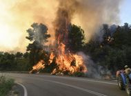 incendio forestal consume viviendas en el sur de grecia