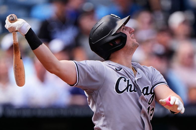 Colson Montgomery de los Medias Blancas de Chicago batea un elevado ante los Reales de Kansas City, el jueves 24 de septiembre de 2026, en Kansas City, Missouri. (AP Foto/Charlie Riedel)