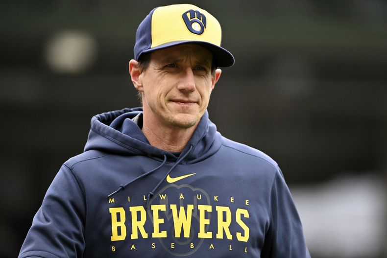 ARCHIVO - Foto del primero de abril del 2023, el mánager de los Cerveceros de Milwaukee Craig Counsell antes del juego ante los Cachorros de Chicago. El lunes 6 de noviembre del 2023, los Cachorros contratan a Counsell (AP Foto/Quinn Harris, Archivo)