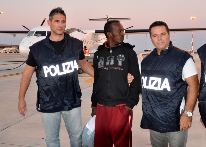 Foto difundida por la polic&iacute;a de Italia que muestra al ciudadano somal&iacute; Muhamud Elmi Muhidin a su llegada a Palermo desde la isla de Lampedusa, en Sicilia, el jueves 7 de noviembre de 2013, donde sobreviventes de una lancha que se hundi&oacu