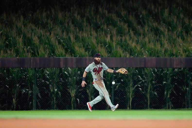El jardinero de los Filis de Filadelfia Brandon Marsh fildea un sencillo de Kaelen Culpepper de los Mellizos de Minnesota en el encuentro disputado en el campo del Field of Dreams el jueves 13 de agosto del 2026. (AP Foto/Charlie Neibergall)
