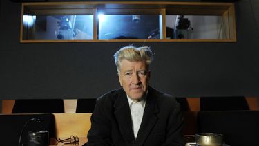ARCHIVO - El cineasta David Lynch posa para un retrato en su sala de proyección privada en Los Ángeles el 9 de septiembre de 2010. (Foto AP/Chris Pizzello, archivo)