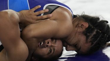 La panameña Yorlenis Morán somete a la dominicana Fabiana Díaz en la lucha, dentro de la división de 50 kilogramos, en los Juegos Centroamericanos y del Caribe en San Salvador, el viernes 30 de junio de 2023 (AP Foto/Arnulfo Franco)