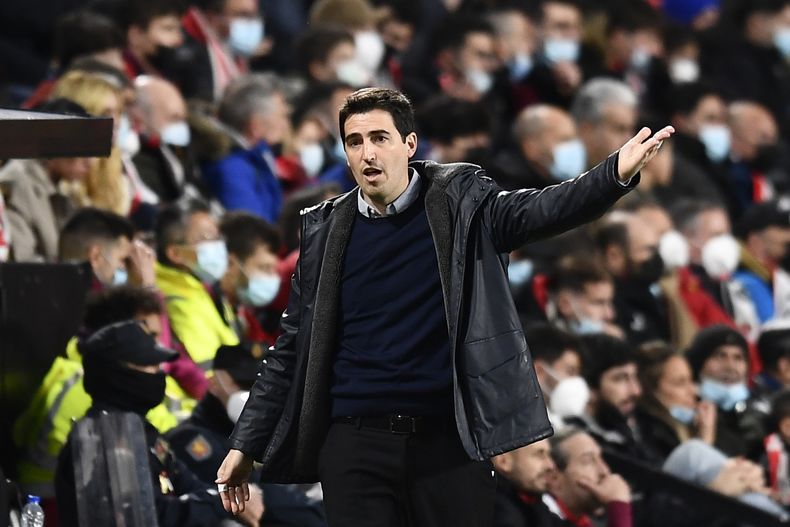 ARCHIVO - Andoni Iraola, técnico del Rayo Vallecano, durante el partido ante el Real Madrid por la Liga española, el 26 de febrero de 2023 en Madrid. Iraola ha sido nombrado como el nuevo técnico del Bournemouth de la Liga Premier inglesa. (AP Foto/José Bretón, archivo)