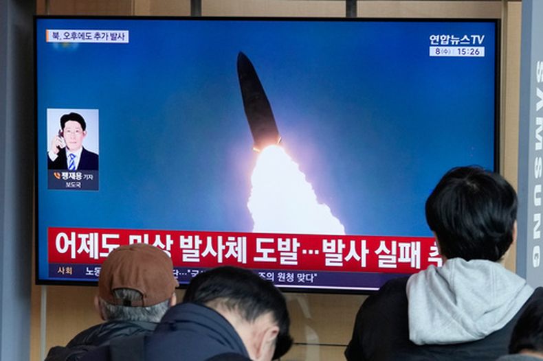Una pantalla de televisión muestra una imagen de archivo del lanzamiento de un misil por parte de Corea del Norte durante un programa de noticias en la estación de tren de Seúl, en Corea del Sur, el miércoles 8 de abril de 2026. (AP Foto/Ahn Young-joon)