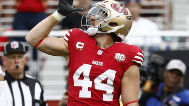 ARCHIVO: El fullback de los 49ers de San Francisco, Kyle Juszczyk, hace gestos tras una jugada contra los Dolphins de Miami durante la segunda mitad de un partido de fútbol americano de la NFL en Santa Clara, California, el 20 de septiembre de 2026. (Foto AP/Kelley L Cox, Archivo)