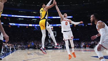 Donte DiVincenzo (0), de los Knicks de Nueva York, marca a Tyrese Haliburton (0), de los Pacers de Indiana, mientras éste toma un tiro durante la primera mitad del Juego 7 de la serie de postemporada de segunda ronda, el domingo 19 de mayo de 2024, en Nueva York. (AP Photo/Julia Nikhinson)