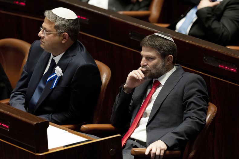 ARCHIVO - Los legisladores israelíes de ultraderecha Itamar Ben Gvir, en el centro, y Bezalel Smotrich, a la derecha, asisten a la ceremonia de investidura del parlamento israelí en el Knéset, Jerusalén, el 15 de noviembre de 2022. (AP Foto/ Maya Alleruzzo, Pool, Archivo)